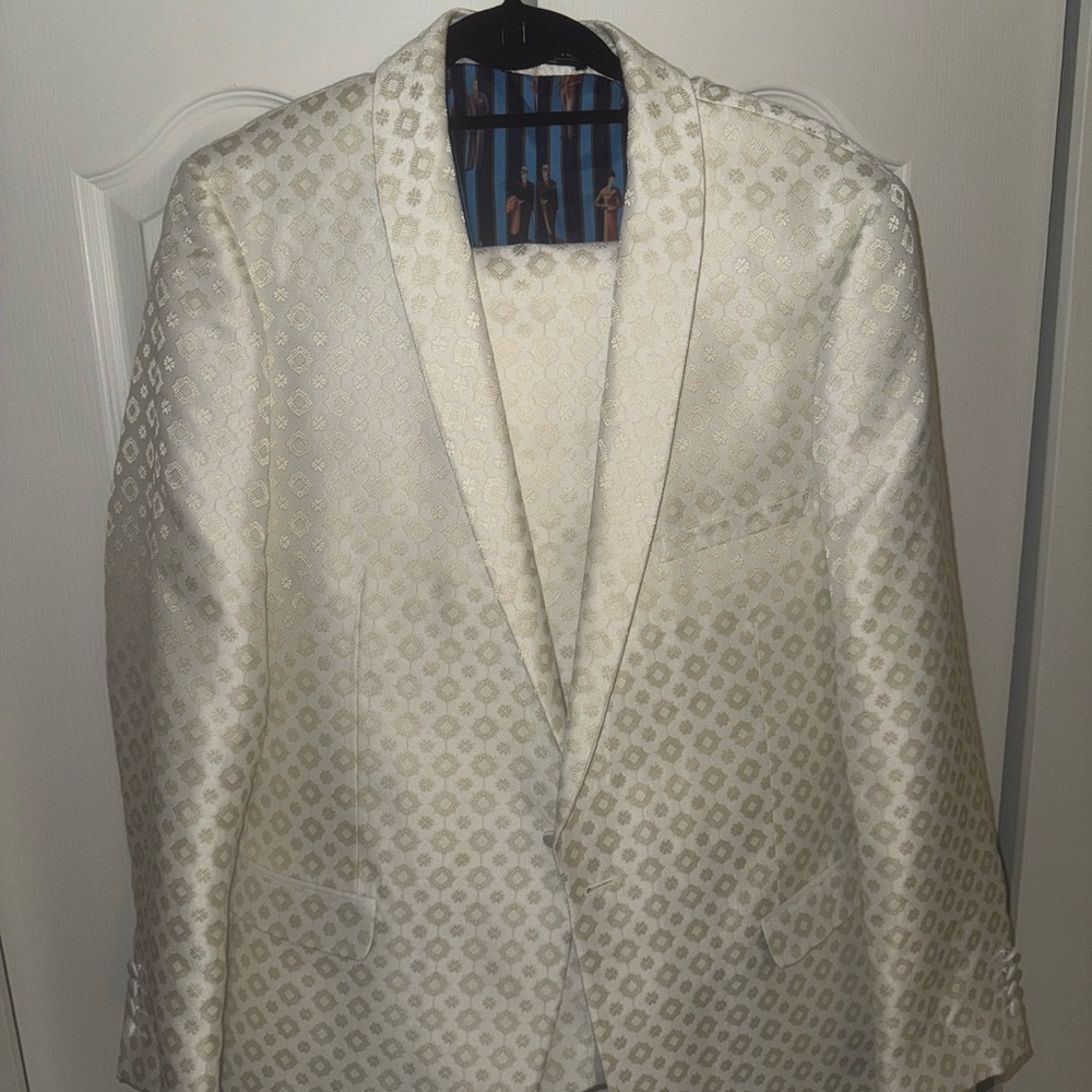 Elegant White Patterned Suit